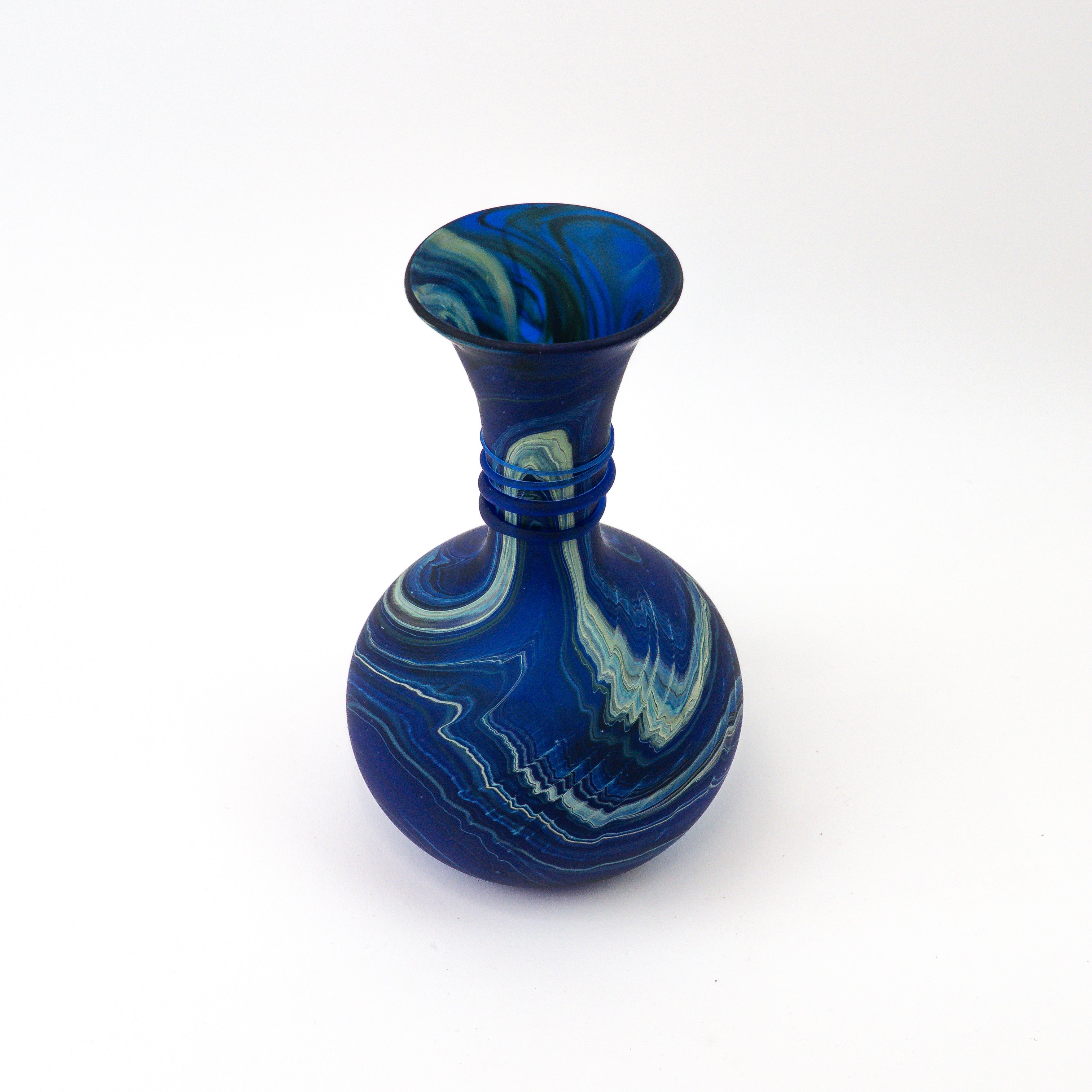 Hebron Vase / Karaffe Blau – Recyceltes Glas & Handgeblasen